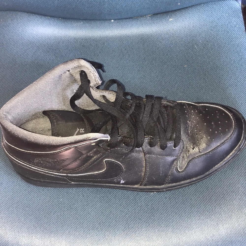 Air Jordan 1s Mid Men Shoes - Picture 3 of 4